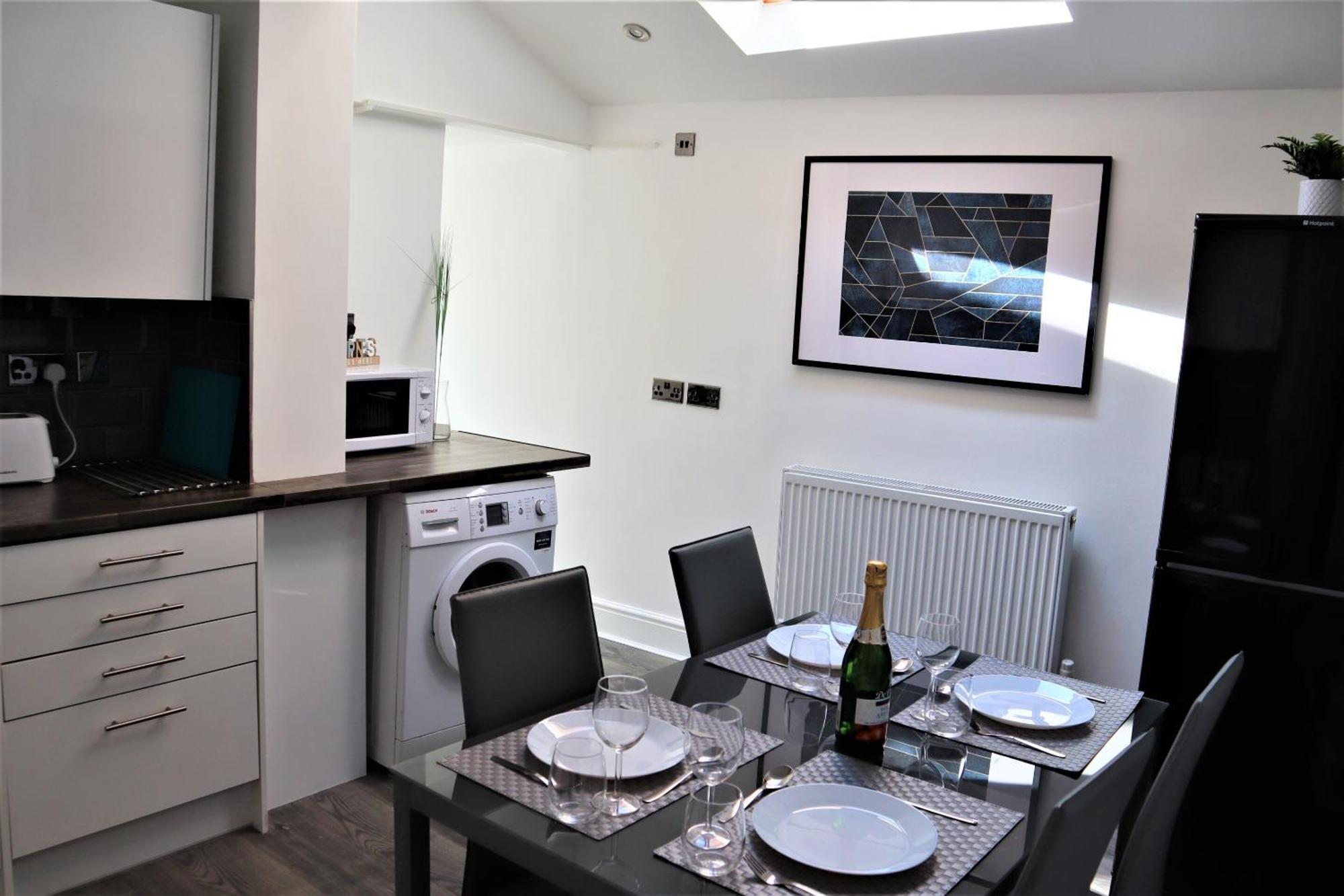 Victoria 4 Bedroom Serviced House Short Lets - Near Northampton Gen Hosp & Town Centre Dış mekan fotoğraf