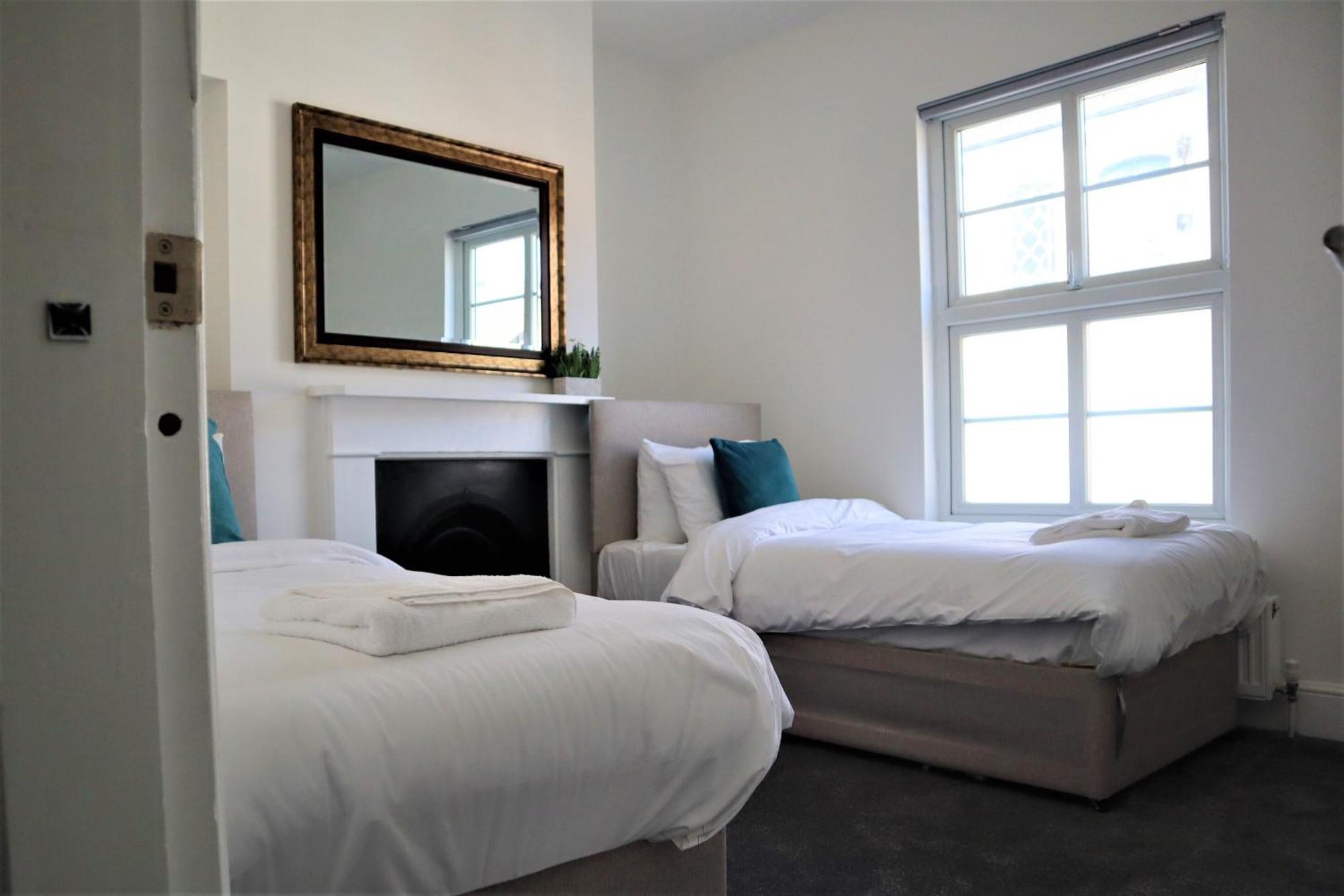 Victoria 4 Bedroom Serviced House Short Lets - Near Northampton Gen Hosp & Town Centre Dış mekan fotoğraf